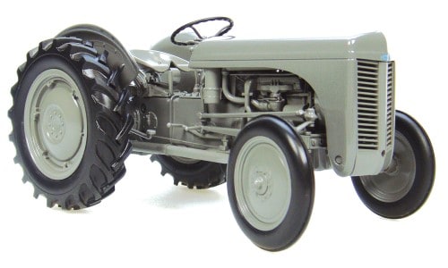Universal Hobbies TEA 20 tractor model 1:16 scale